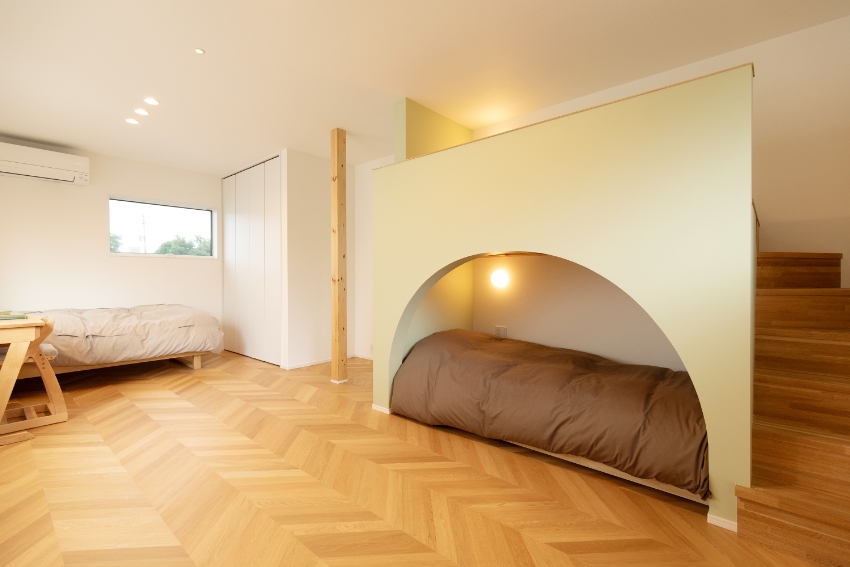 平屋へ冠を被せるように子ども部屋だけを2階に配置